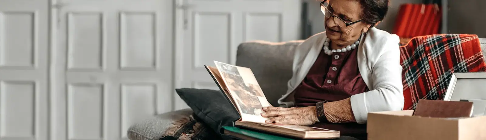 A SYNERGY HomeCare caregiver providing gentle, person-centered memory care for a senior living with dementia